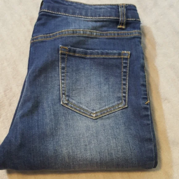 NWOT.  Girl's Cat & Jack stretchy blue denim skinny jeans - Picture 7 of 7
